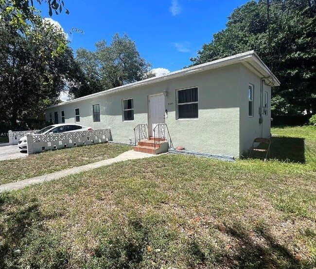 2027 NW 91st St-Unit -2025 in Miami, FL - Foto de edificio - Building Photo