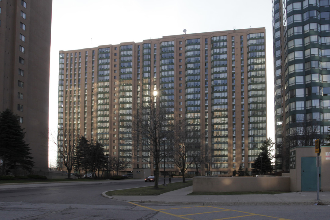 Hillcrest Condos in Mississauga, ON - Building Photo