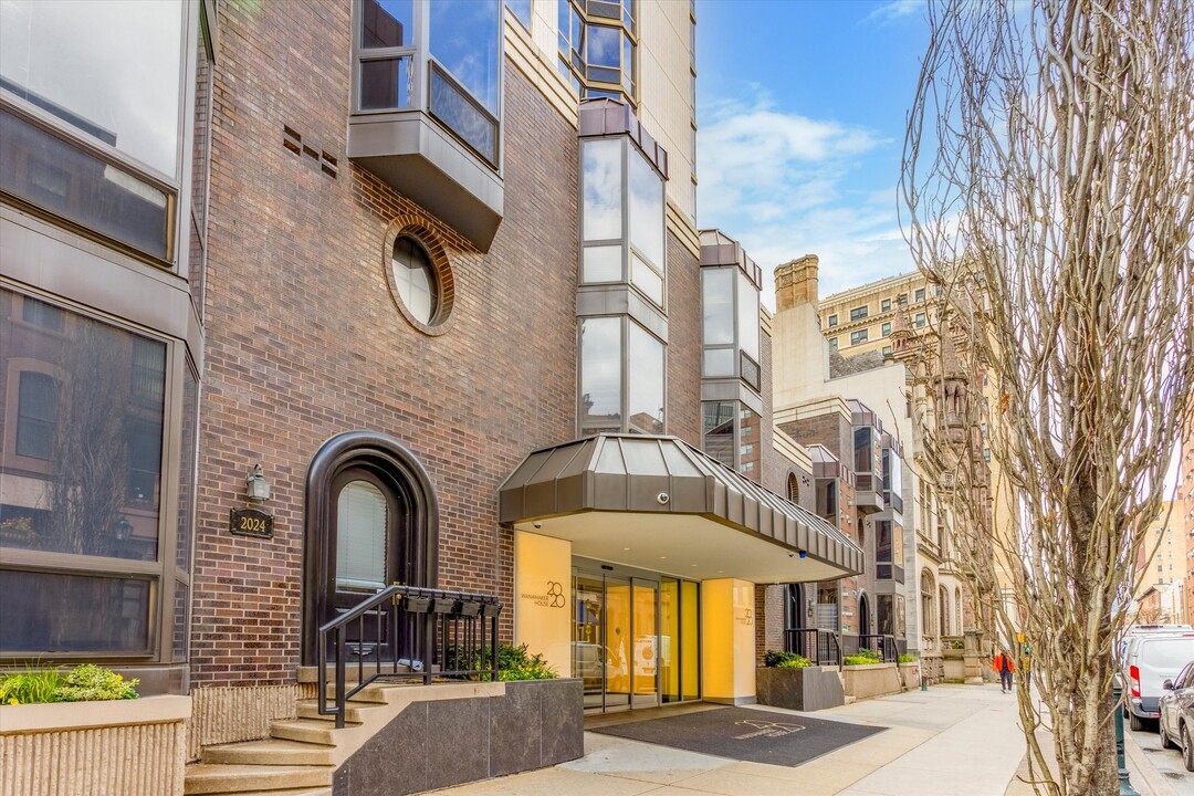 2018 Walnut St, Unit 12A in Philadelphia, PA - Foto de edificio