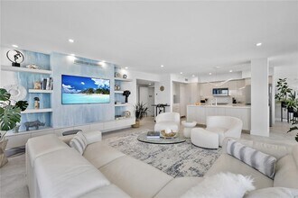 601 Longboat Club Rd in Longboat Key, FL - Building Photo - Building Photo