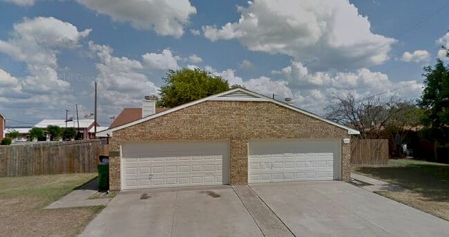 543-545-545 Canary Ln