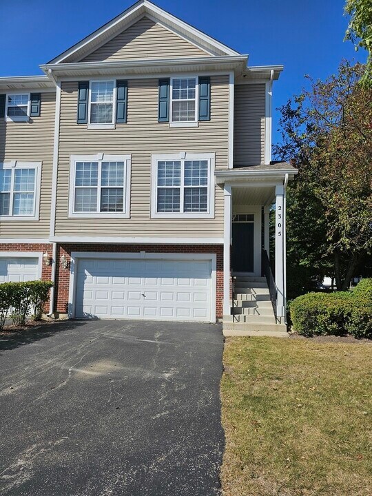 2305 Hudson Cir in Aurora, IL - Building Photo
