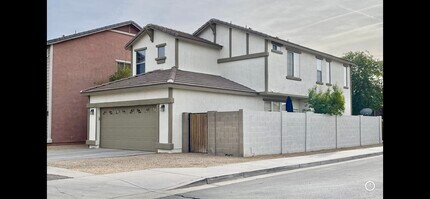 3708 E Kerry Ln in Phoenix, AZ - Foto de edificio - Building Photo