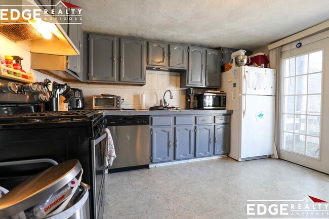 5 Cottage St, Unit 2 in Boston, MA - Building Photo - Building Photo