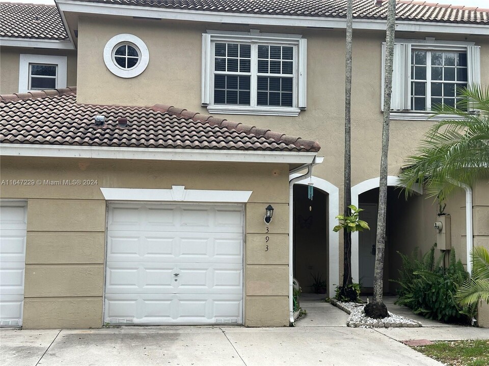 393 S W 122nd Terrace in Pembroke Pines, FL - Building Photo