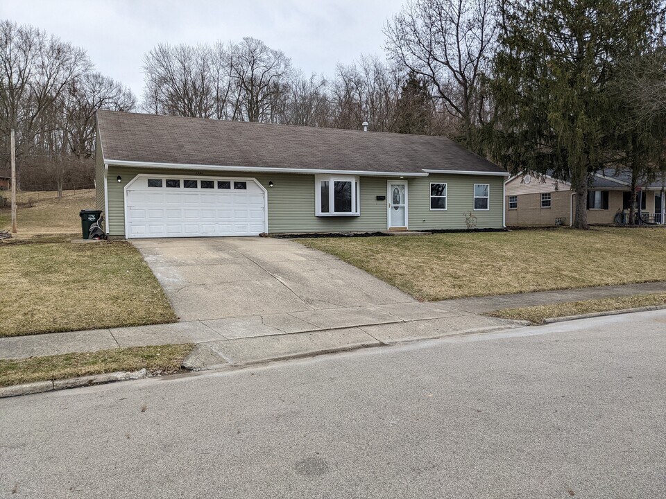 1321 Wright Cir in Troy, OH - Building Photo