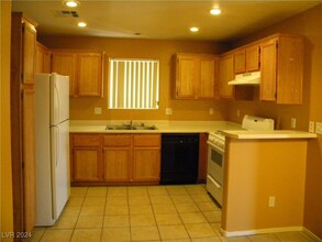 4131 Halfmoon Bay Dr in Las Vegas, NV - Building Photo - Building Photo