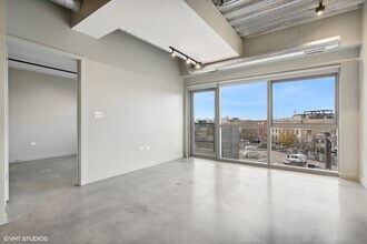 1241 N Milwaukee Ave in Chicago, IL - Building Photo - Building Photo