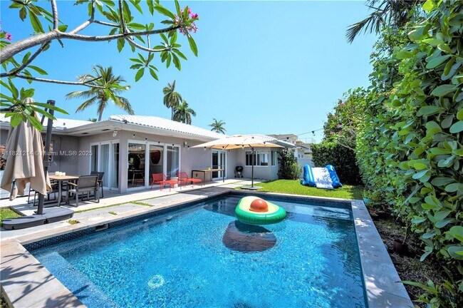 920 W 43rd Ct in Miami Beach, FL - Building Photo - Building Photo