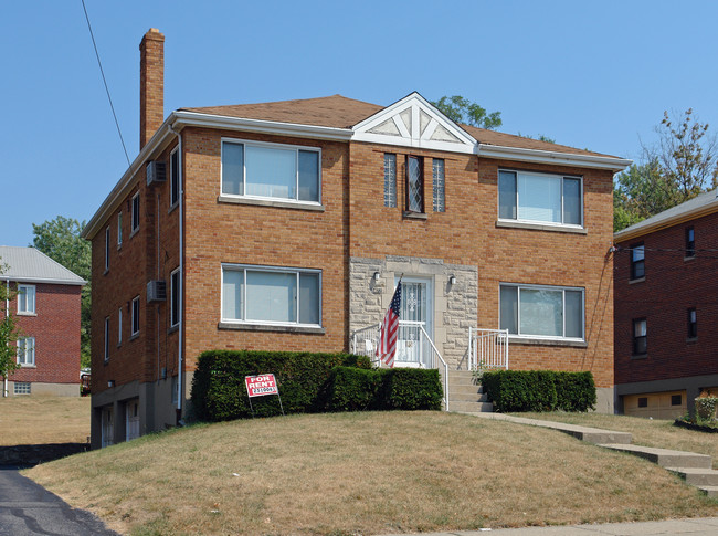2472 Boudinot Ave in Cincinnati, OH - Foto de edificio - Building Photo