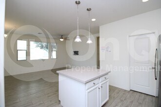 14870 W Encanto Blvd in Goodyear, AZ - Foto de edificio - Building Photo