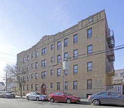 89-32 138th St in Jamaica, NY - Foto de edificio - Building Photo