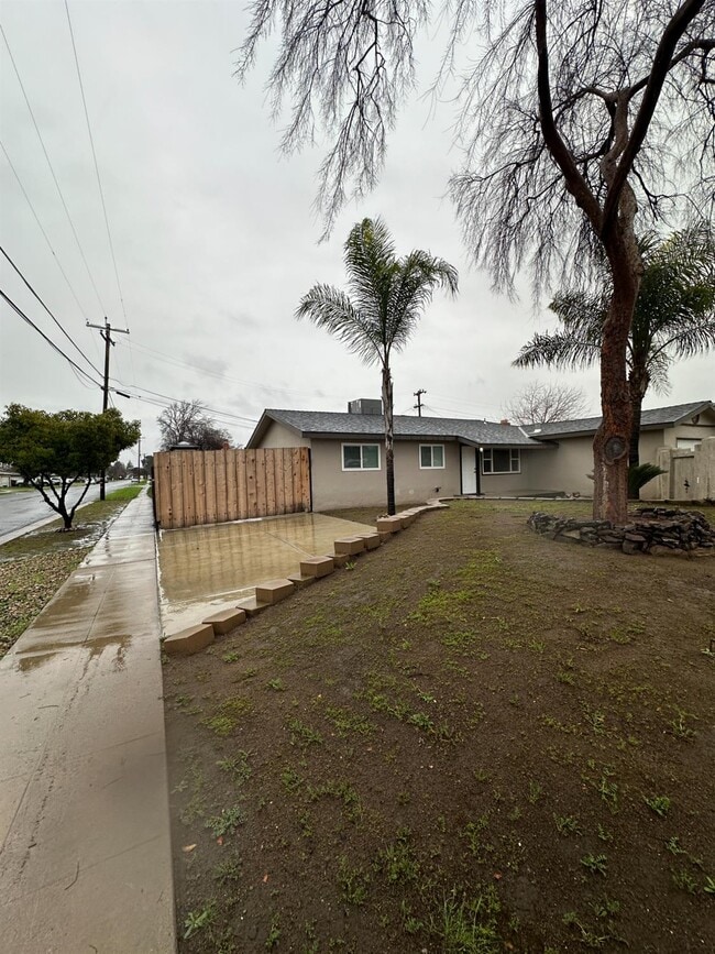 4554 N Manila Ave in Fresno, CA - Building Photo - Building Photo
