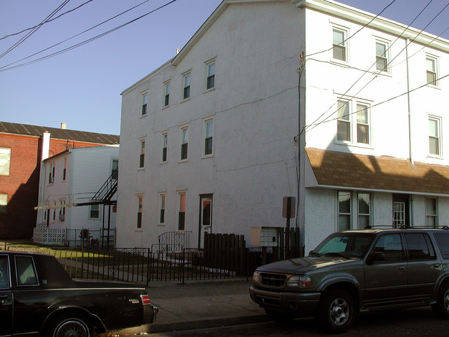 301 Lafayette St in Bristol, PA - Foto de edificio - Building Photo