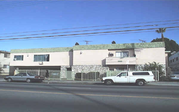 14835 Vanowen St in Van Nuys, CA - Building Photo - Building Photo