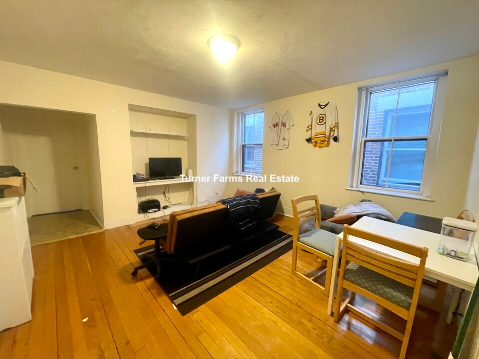 19 Aberdeen St, Unit 4 in Boston, MA - Building Photo