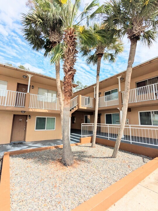 411 N Halifax Ave in Daytona Beach, FL - Building Photo