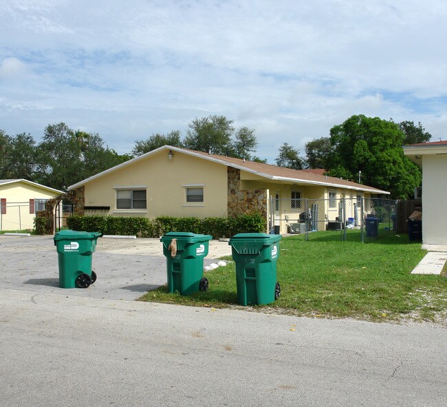 2515 NE 192nd St in Miami, FL - Foto de edificio - Building Photo
