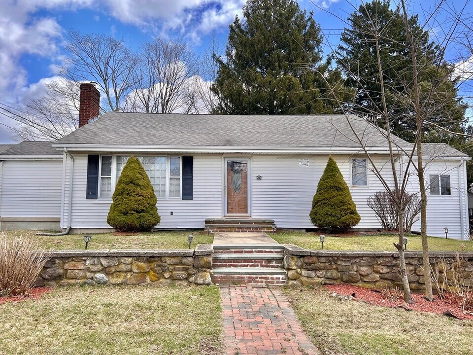 470 Pleasant St in Canton, MA - Building Photo