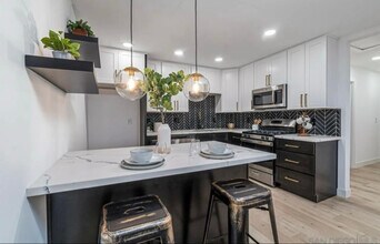 5463 San Onofre Terrace in San Diego, CA - Building Photo - Building Photo