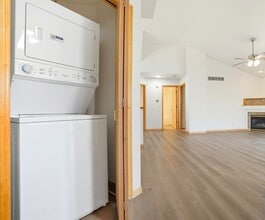 Woodridge Estates in Coralville, IA - Foto de edificio - Building Photo