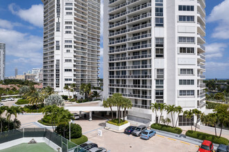 Tower 2 in Miami, FL - Foto de edificio - Building Photo