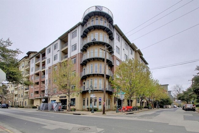 property at 910 W 25th St