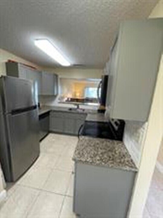 9490 Palm Cir S in Pembroke Pines, FL - Building Photo