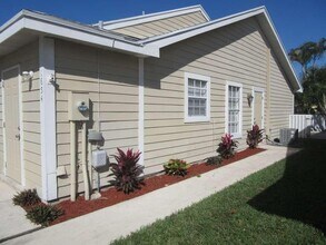 1654 Royal Forest Ct in West Palm Beach, FL - Building Photo - Building Photo