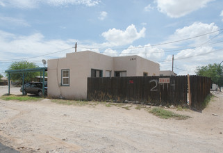 Stone Apartments in Tucson, AZ - Foto de edificio - Building Photo