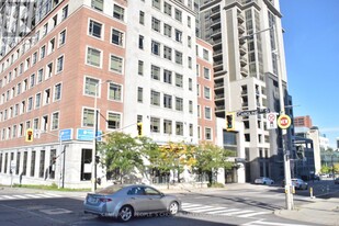 150-150 Main St W