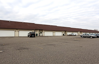 1212 Hanley Rd in Hudson, WI - Foto de edificio - Building Photo