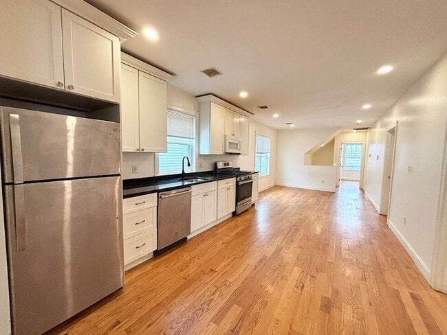 156 Bow St, Unit 2 in Everett, MA - Foto de edificio - Building Photo