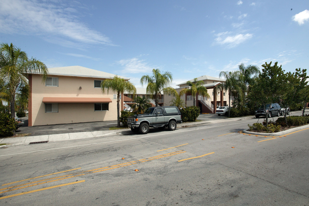 321 E 6th St in Hialeah, FL - Building Photo