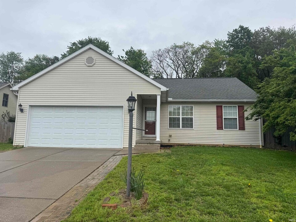 7792 Sandalwood Dr in Newburgh, IN - Building Photo