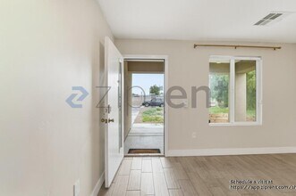 1121 E Apache St in Phoenix, AZ - Foto de edificio - Building Photo