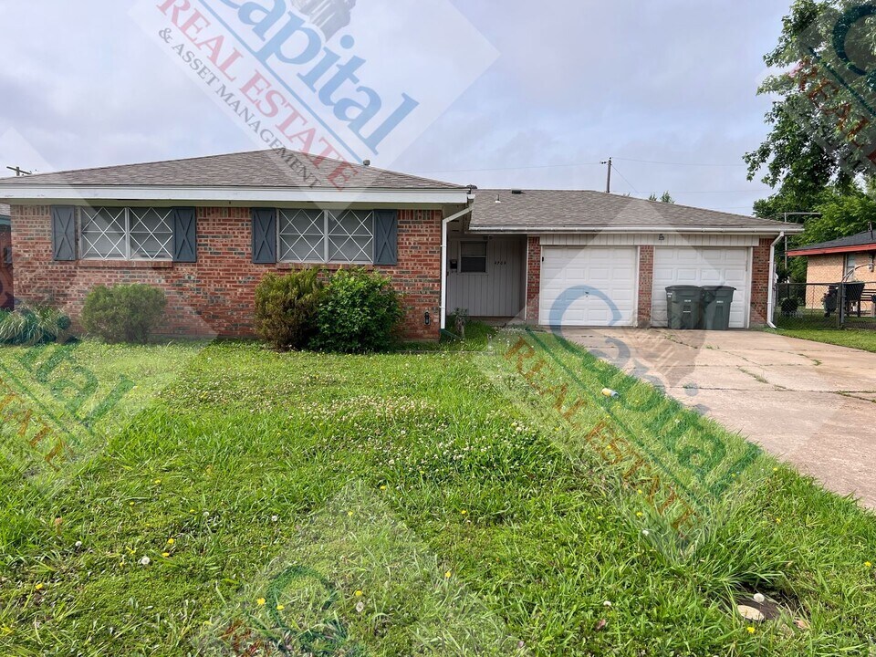 4704 Ridgeway Dr in Del City, OK - Foto de edificio