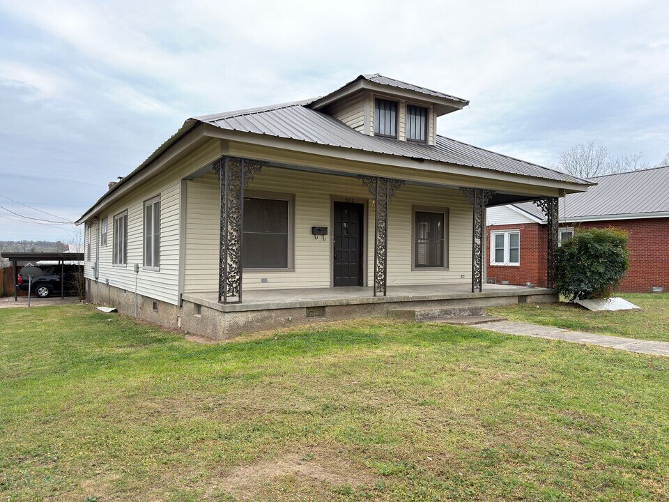 592 Bates St in Batesville, AR - Building Photo