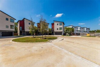 1417 Kramer Ln in Austin, TX - Foto de edificio - Building Photo