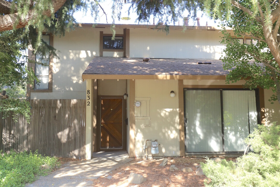 832 Lake Blvd in Davis, CA - Building Photo