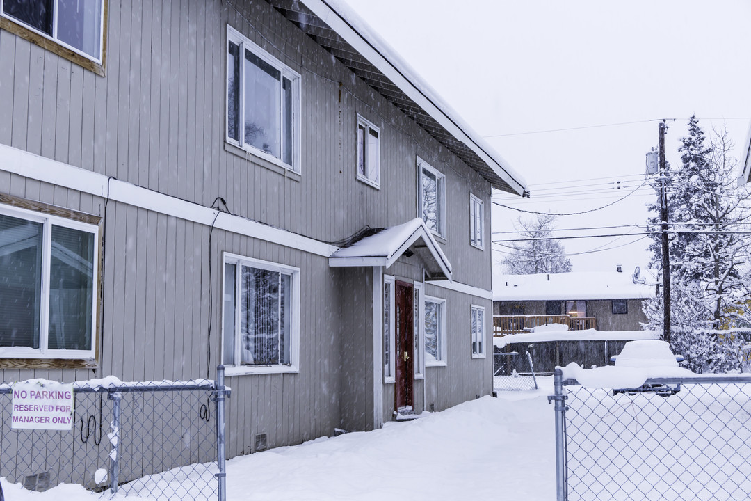 525 N Flower St, Unit A in Anchorage, AK - Foto de edificio