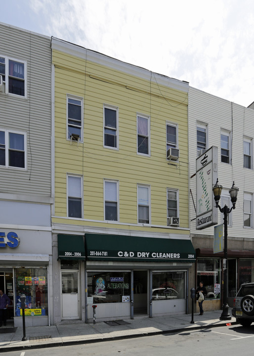 2004 Bergenline Ave in Union City, NJ - Building Photo