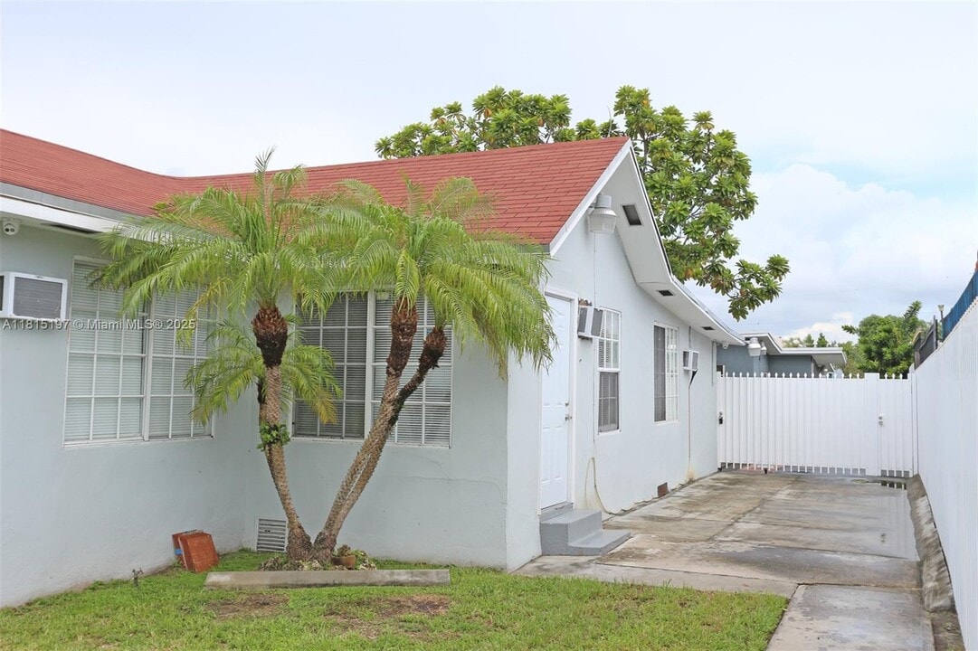 2385 SW 15th St in Miami, FL - Foto de edificio