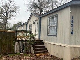 15219 Paradise Cove Dr in Willis, TX - Building Photo