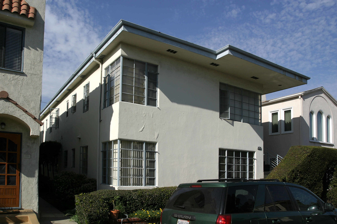 111 Bennett Ave in Long Beach, CA - Foto de edificio