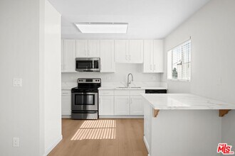 1206 S Holt Ave in Los Angeles, CA - Building Photo - Building Photo