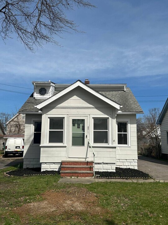 9811 Robinson Ave in Garfield Heights, OH - Building Photo
