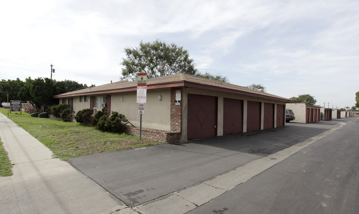 Western Crescent Apartments in Buena Park, CA - Building Photo