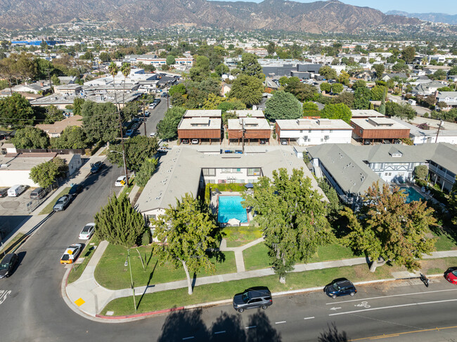1851 Riverside Drive in Glendale, CA - Foto de edificio - Building Photo