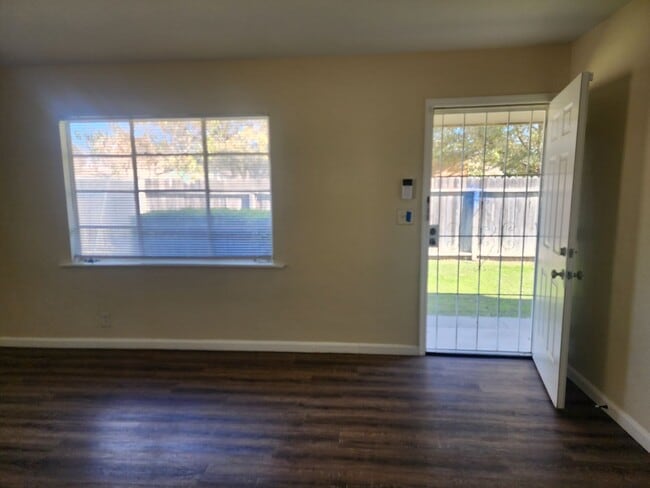 1210 Oregon St in Bakersfield, CA - Building Photo - Building Photo